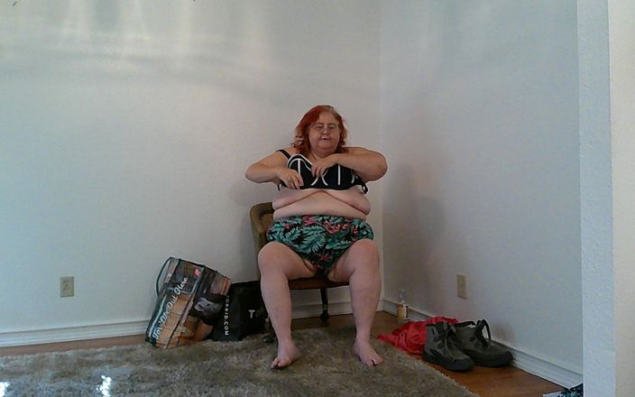 BBW nurse Vicki adventures with friends: Примеряю купальники и Binkinis