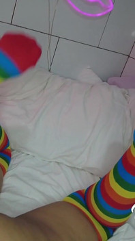 Latina traviesa haciendo paja con el pie aceitado en medias