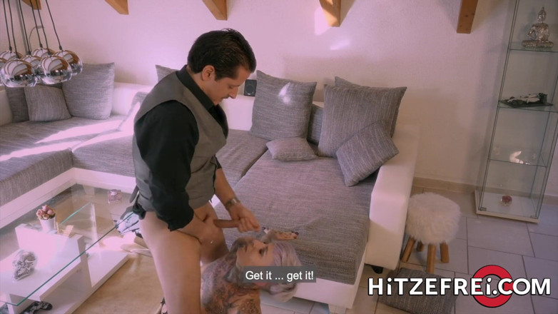 Hitzefrei: Dövmeli Alman bebek Cat Coxx sert seviyor