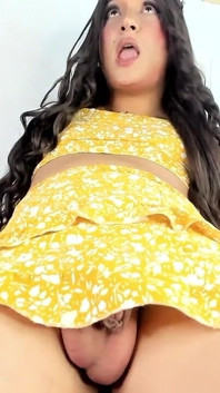Hermosa Aline Coquetea Y Juega Con Su Gran Verga Gruesa