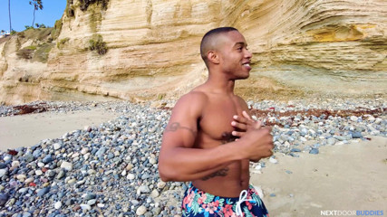 Next Door Studios: NextDoorBuddies - Depois de jogar uma bola na praia, pedaços musculosos...