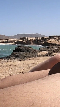 Böses mädchen gab mir atemberaubenden handjob an einem fkk-strand mit einem riesigen abspritzen