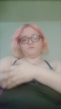 BBW grosse amputée jouant avec ses énormes seins - Ralenti amateur