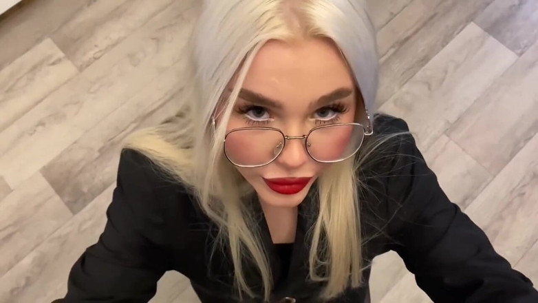 Blondessa: 热辣的房地产经纪人金发女郎为了卖房子而吞下鸡巴并被干