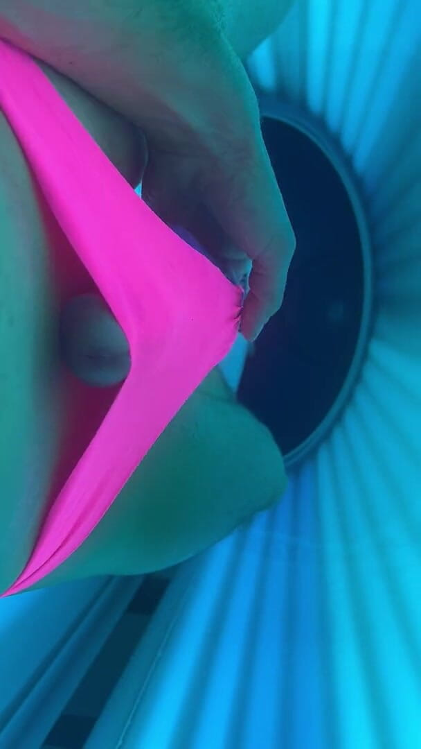 HotnHorny: Niềm vui nghịch ngợm trong tiệm rám nắng