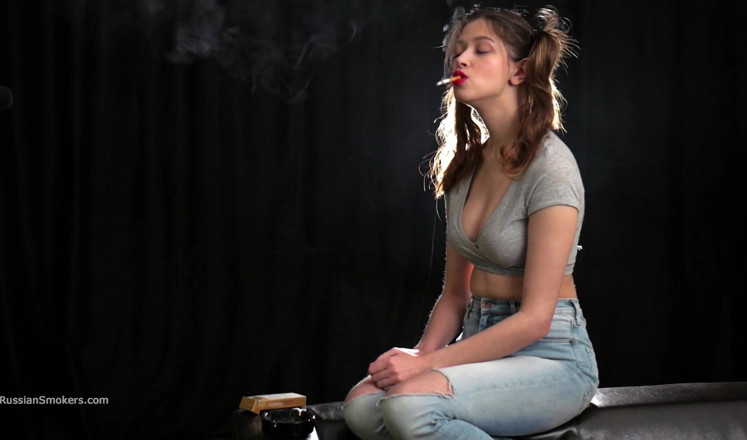 Russian Smokers: Seksi Rus siren sigara içiyor yavaş azdırıyor