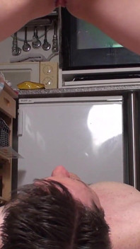 Elle pisse sur son esclave avant de faire la lessive