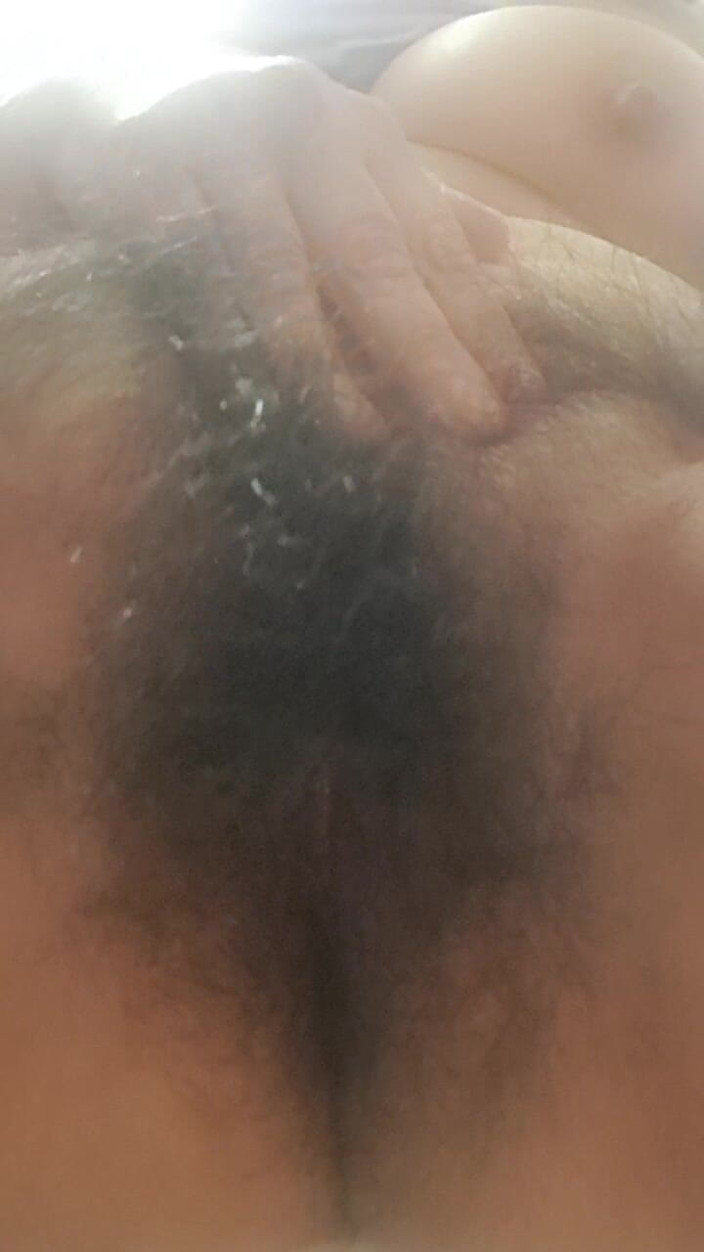 Mommy big hairy pussy: 膣は濡れて熱く、まるで成熟したMILFのようだ