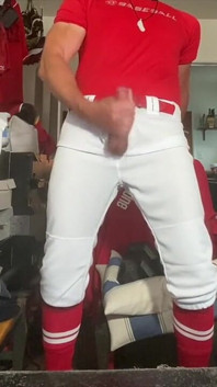 Jockdad87 accoglie il giorno di apertura nella sua attrezzatura da baseball