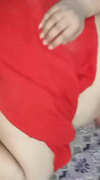Büyük götlü desi Hintli porno yıldızı model netu için uzun siyah saçlı arkadaşının büyük bir yarağıyla anal sürpriz