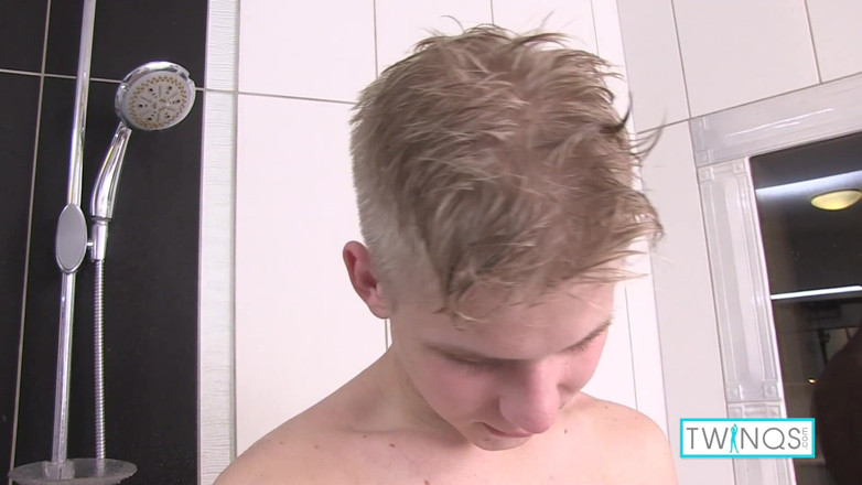 Twin Qs: Nienasycony kochanek chłopca Matthew masturbuje się pod prysznicem!