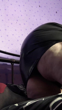 Škádlení, popření a touha v punčochách