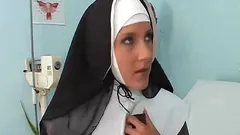 नन डॉक्टर को चोद रही है