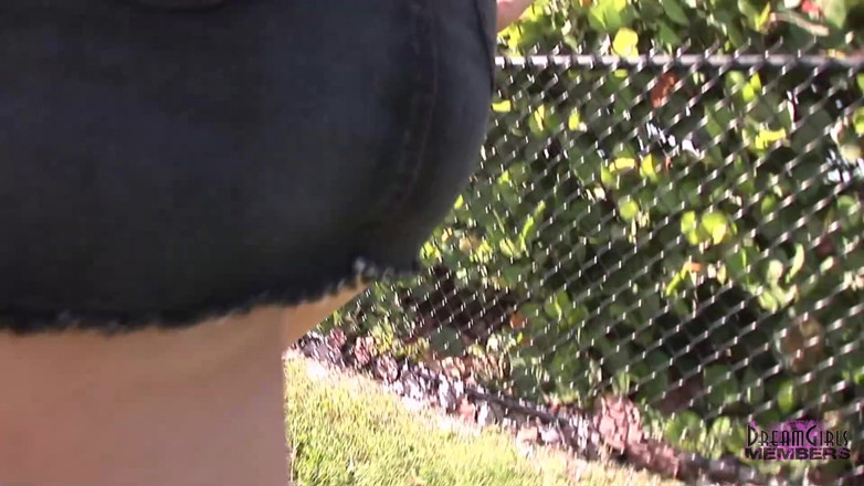 Dream Girls: Amber, petite monstre, s'exhibe dans la nature