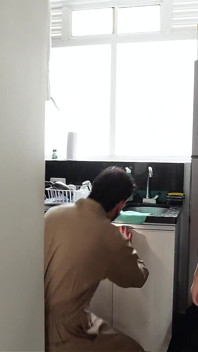 ああ、なんてこった!配管工が新しい工具でパイプの詰まりを解消します