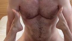 Brett Tyler: Hung Hunk ošuká latinoameričanku Twink