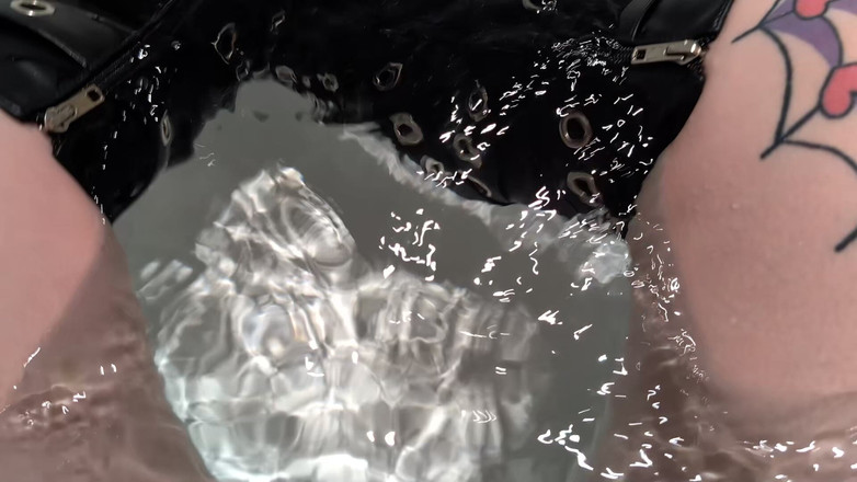 Goddess Transcendence: Fétiche des bottes mouillées et je m’habille mon secret coquin...