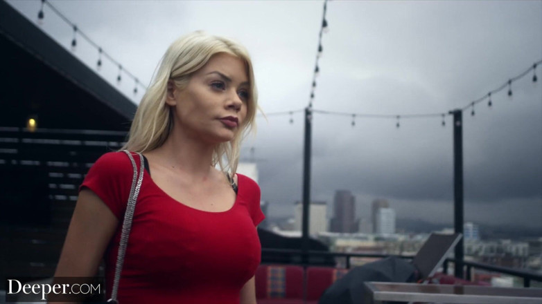 Deeper: Głębsze. Bliźniacze blondynki Riley i Elsa mają intensywny trójkąt