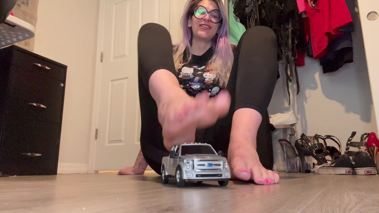 Peppermint Giantess: Crush trak dengan saiz 16 kaki