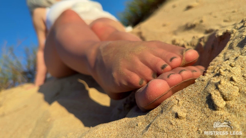 Mistress Legs: Spiaggia ignorare: le mie suole di nylon al sole, pigramente...