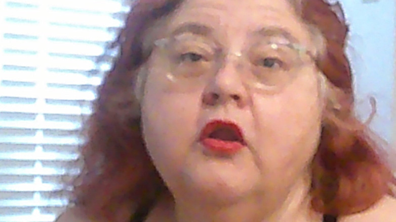 BBW nurse Vicki adventures with friends: Asistenta roșcată matură mare și frumoasă Vicki vorbește cu tine în timp...