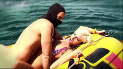 Foxy Desire: Christine Alexis z ní ošuká mrdku na voru v oceánu