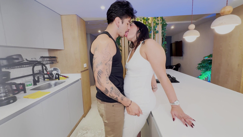 Kylei Ellish: Ibu Tiri Mendapat Seks Tak Terduga Di Dapur Dengan Cumshot...