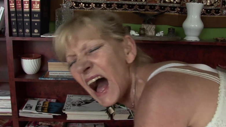 Mature Climax - 100% Mature Videos: La nonna in lingerie bianca ama fare sesso