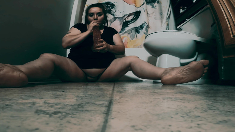 SexyNEBBW: Dildo in bagno