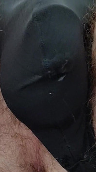 Precum穿着我的丝质内裤，同时骑乘假阳具从我的屁股射精并喷出大量精液