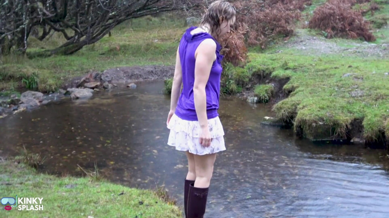 UKCuteGirl Lucy Lauren: Welly Sploshing v botách a bez kalhotek!