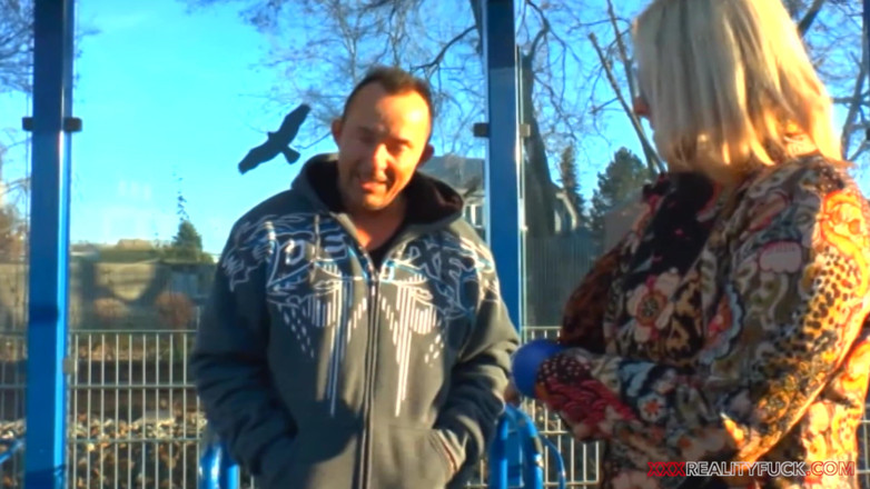 Czech Pornzone: MILF blonde bertetek besar bertemu dengan lelaki miang di taman...