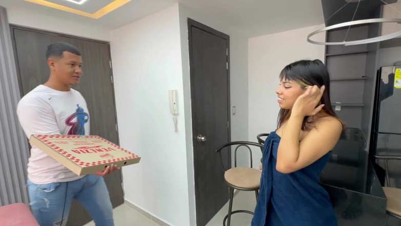 Saraymike: Aku ngentot pria pengantar pizza untuk menghindari bayarannya.