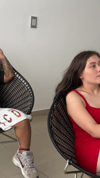 Ona kız arkadaşımla sikişirken videolar gösterdim... Filmde beni mastürbasyon yaparken yakaladı ve yine de onunla yatmaya çalıştı
