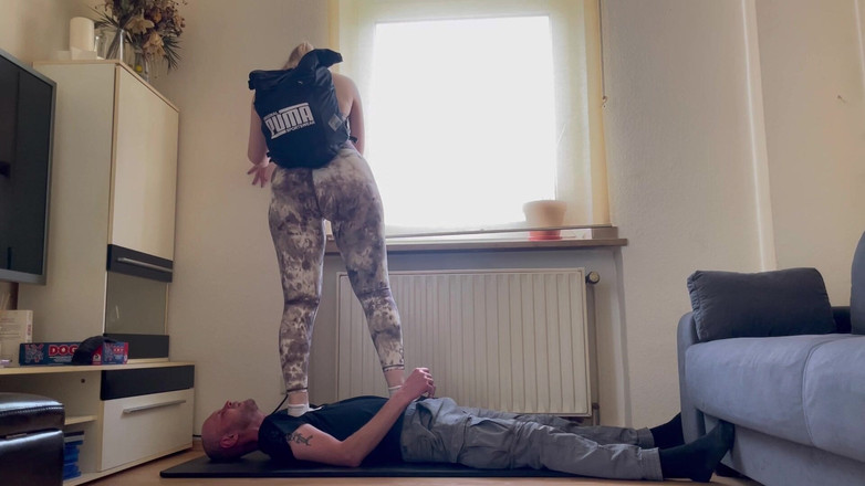 Lizzy Crush: 踏みつけチャレンジ 100kg - さらに重く、さらに容赦ない