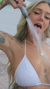 Kali Roses & Elana Bunnz - Teddy Tarantino Car Wash Fuck