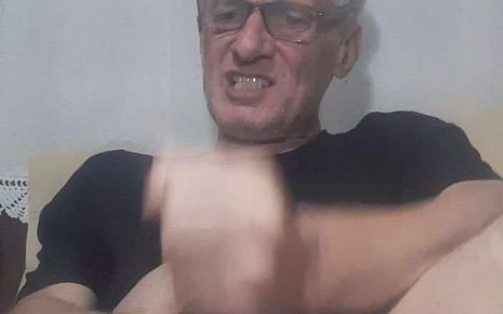 Big uncut hard cock: Voici comment frapper et presser de grosses couilles cet homme...