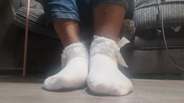 Simp to my ebony feet: i miei bei calzini bianchi