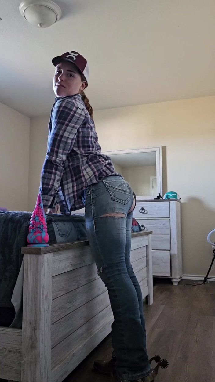 NaughtyRedFarmgirl: Renunță joi la futând jucăriile mele mari în curul meu și pizda în...