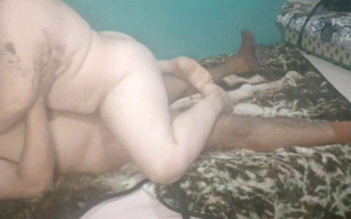Sofixxx: गोल-मटोल भाभी मुझसे कहती है कि जब उसका लंड उसके अंदर हो तो उसे गर्भवती न होने दे