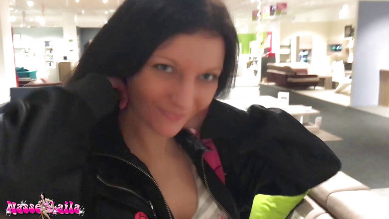Laila Banx: Slog i möbelbutiken - cumwalk extrem