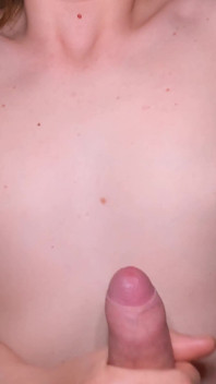 Minha meia-irmã masturba meu pau e me deixa gozar em seus peitos pequenos!