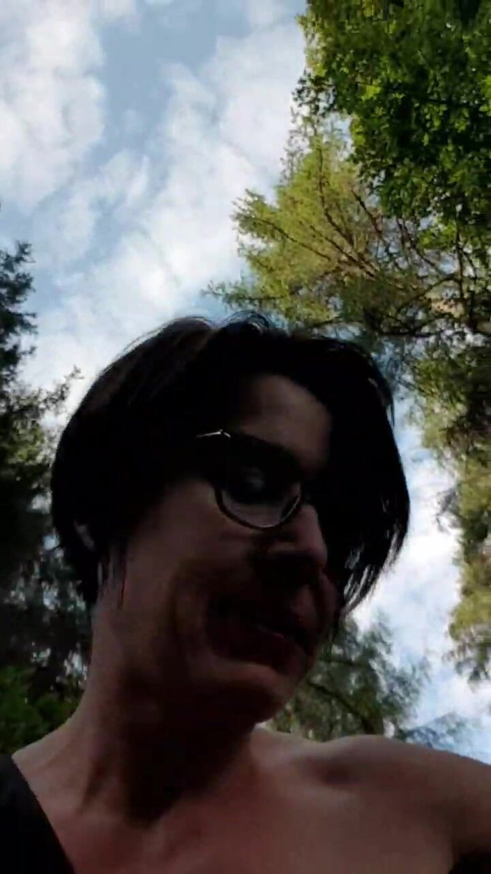 JulieEroticDress: Cavalgando nua em uma bicicleta e espirrando na floresta