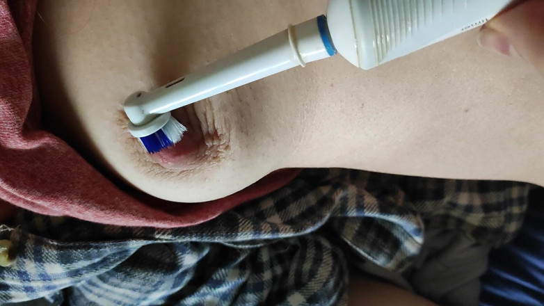 FenekManul: Capezzoli provocanti con spazzolino elettrico da denti