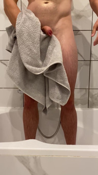 Der Morgen beginnt richtig, als warme Wasser tropfen über meinen nackten Körper gleitet ...