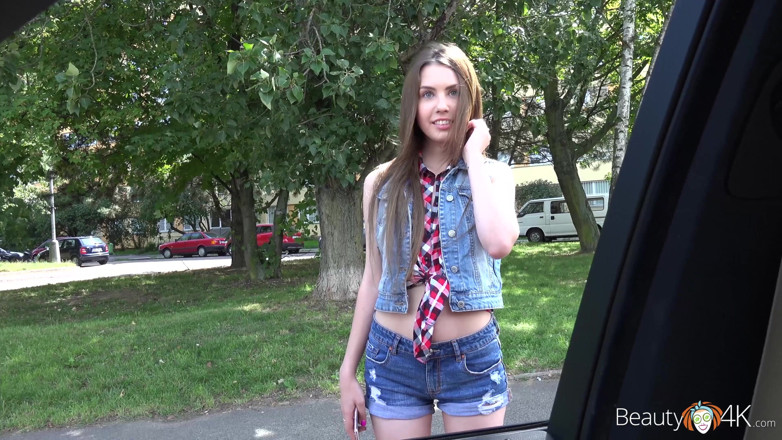 Teen Mega World: Asli! Memek cewek cantik ini dientot habis-habisan di dalam mobil