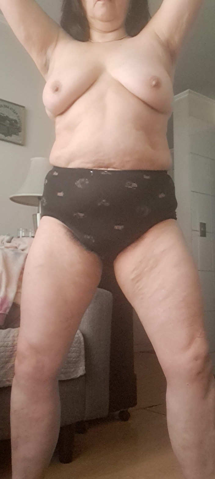 Mommy big hairy pussy: MILF si svléká oblečení a svléká se až do kalhotek