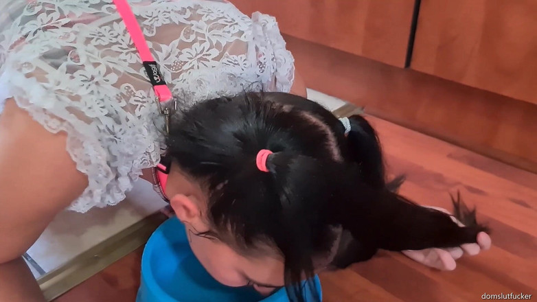 domslutfucker: 马尾辫荡妇用绑带走，撒尿