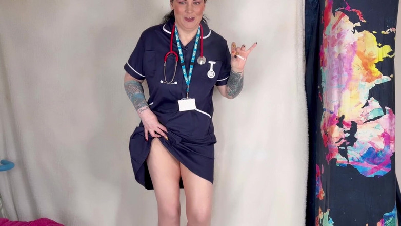 MissFFW: Krankenschwester Ffw würgt für eine Zigarette und einen pissen