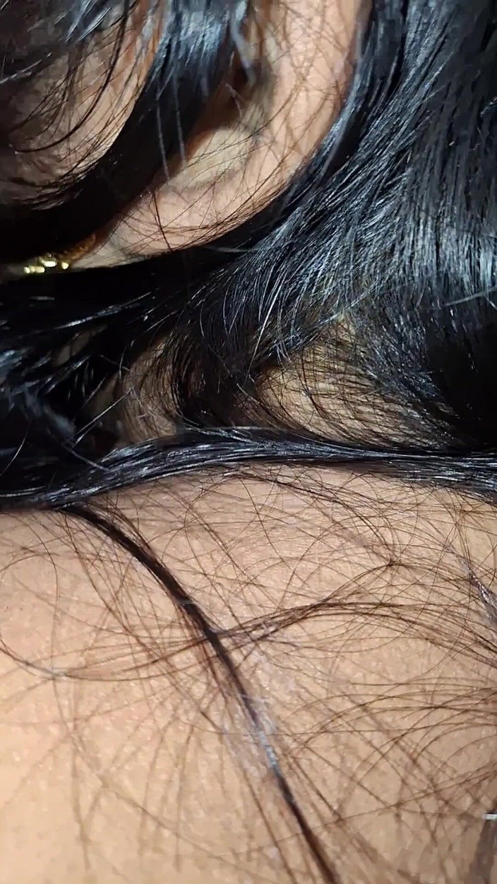 horneySonu: 饥渴的索努手指和肮脏的谈话